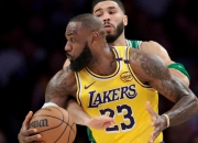 华体会官网入口-NBA激情交易夜：湖人收获意外，勇士内线危机，火箭如鱼得水！