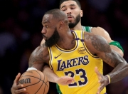 华体会官网入口-NBA激情交易夜：湖人收获意外，勇士内线危机，火箭如鱼得水！