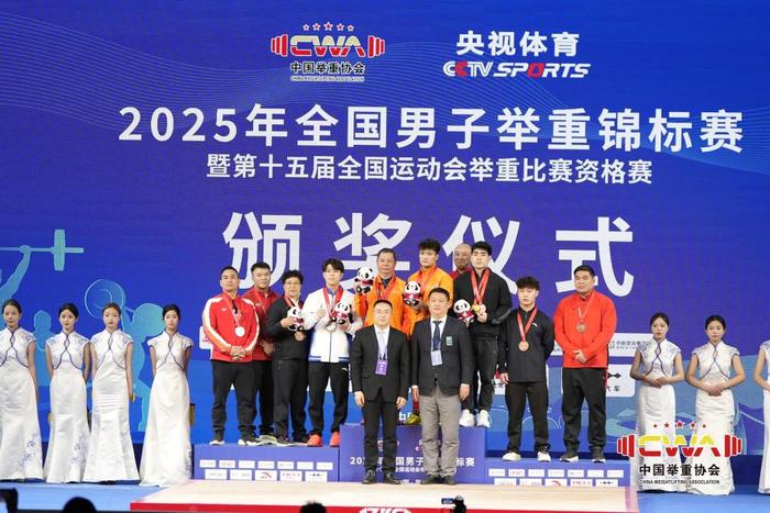 举重比赛再掀风云，争夺激烈