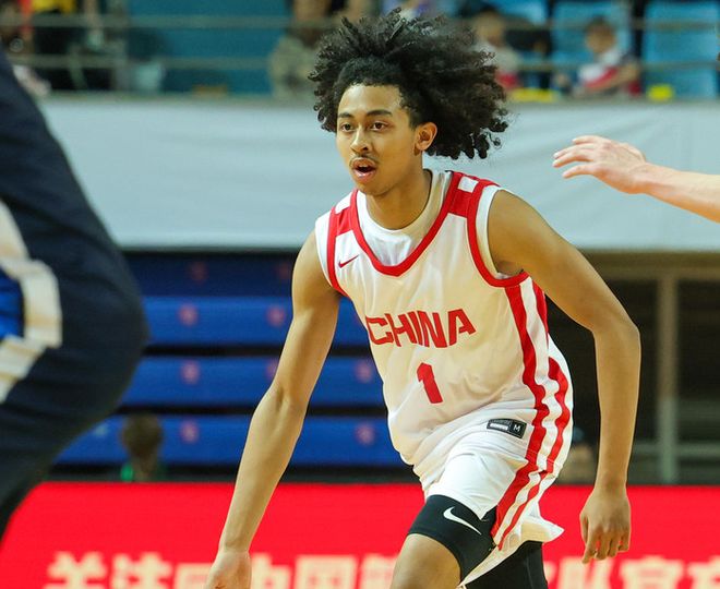 中国U19男篮大胜约旦获首胜张博源22+8杨溢17助攻创历史第一
