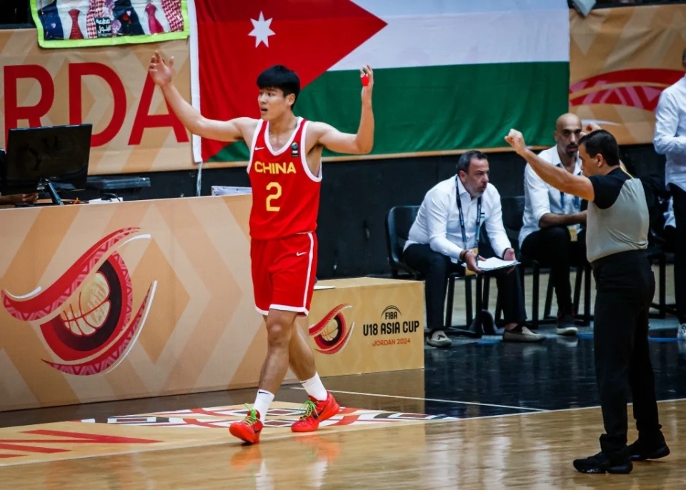 中国U19男篮大胜约旦获首胜张博源22+8杨溢17助攻创历史第一