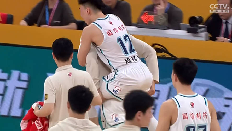 上海队大胜新疆，步入季后赛必然