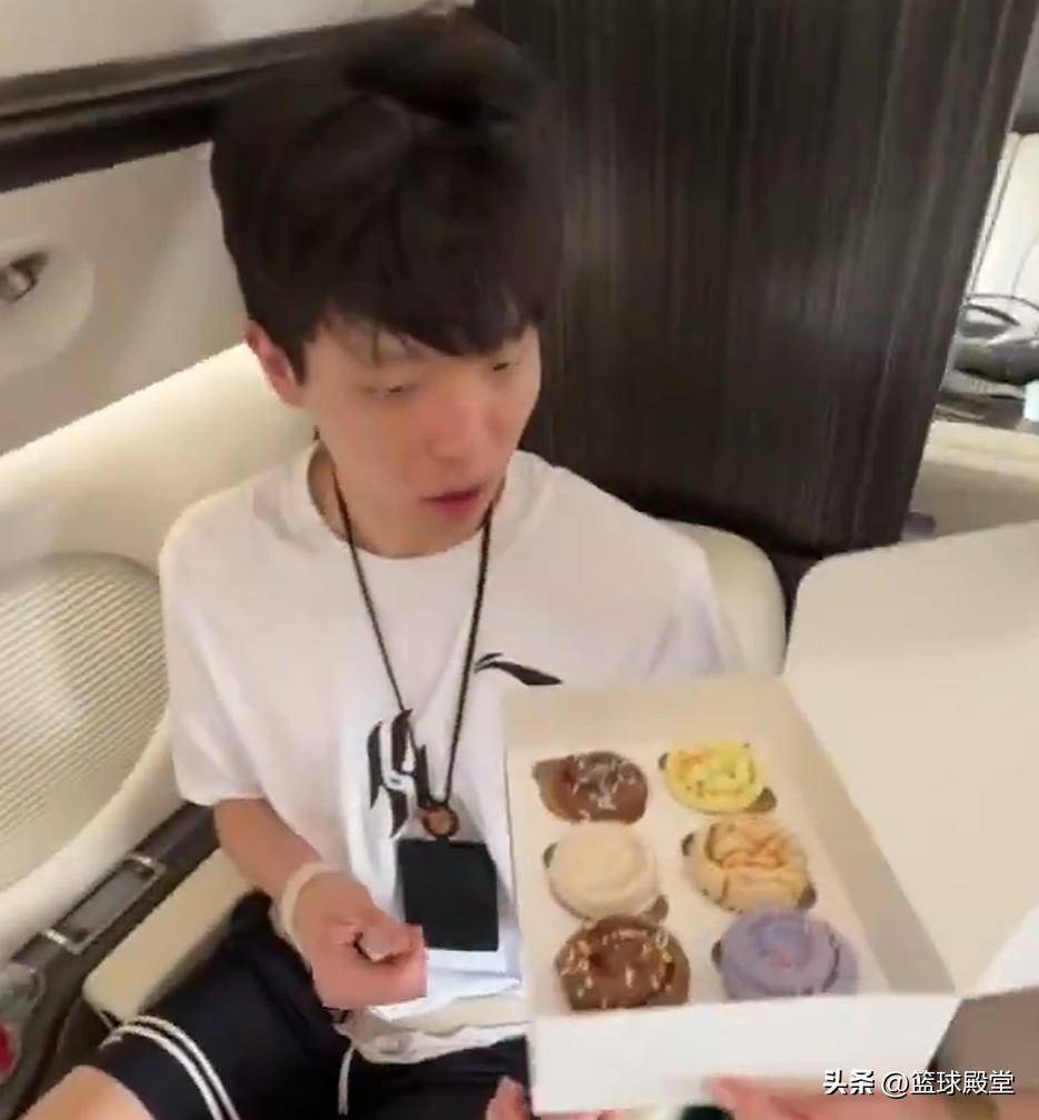 小卡连线杨瀚森笑容满面：传授经验相约练球