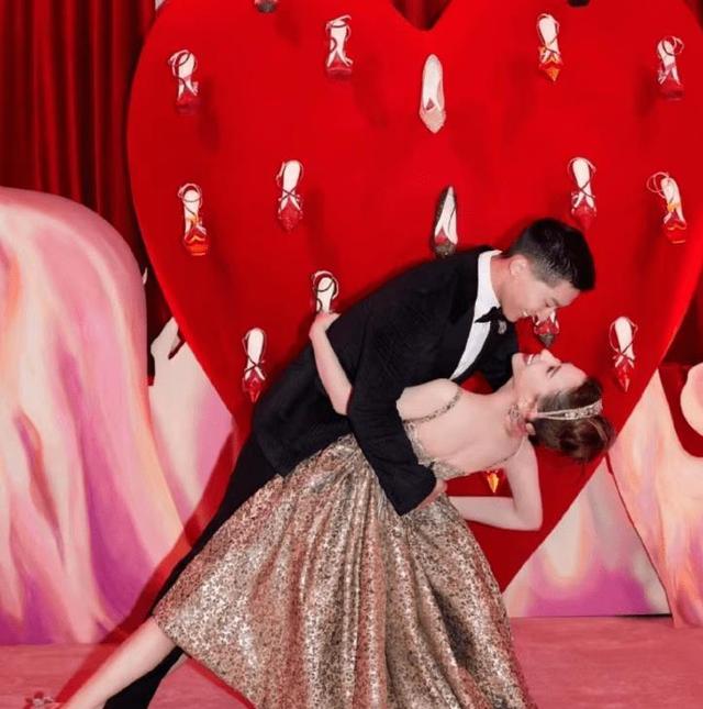 破婚变传闻？穆勒晒与妻子马匹合照：巴伐利亚冠军正准备下场比赛的简单介绍